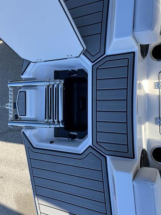 2025 Starcraft Marine SVX 210