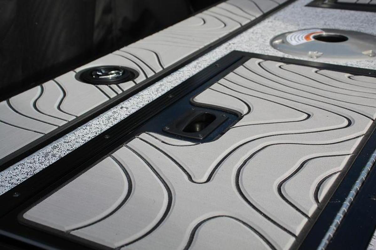 2025 Smoker Craft Adventurer 188 DC Pro