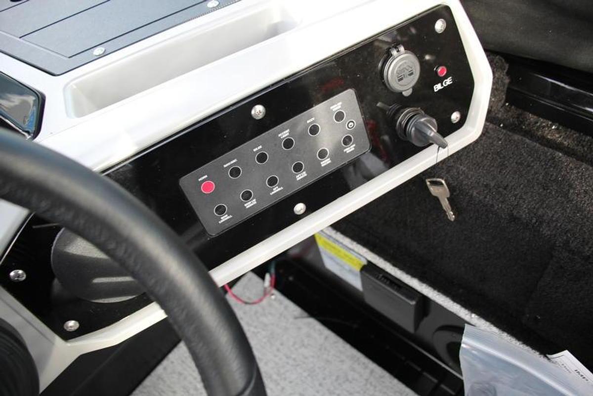 2025 Smoker Craft Adventurer 188 DC Pro