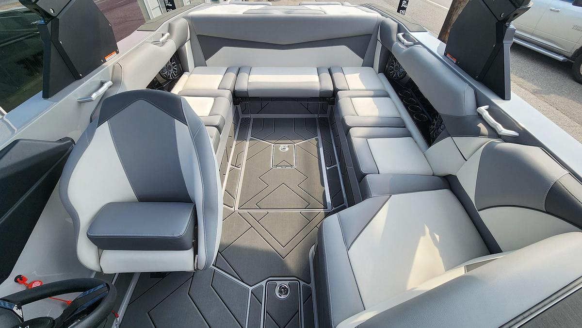 2027 Supreme Boats S220