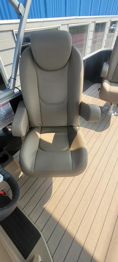 2025 Sylvan 8522 Mirage Party Fish