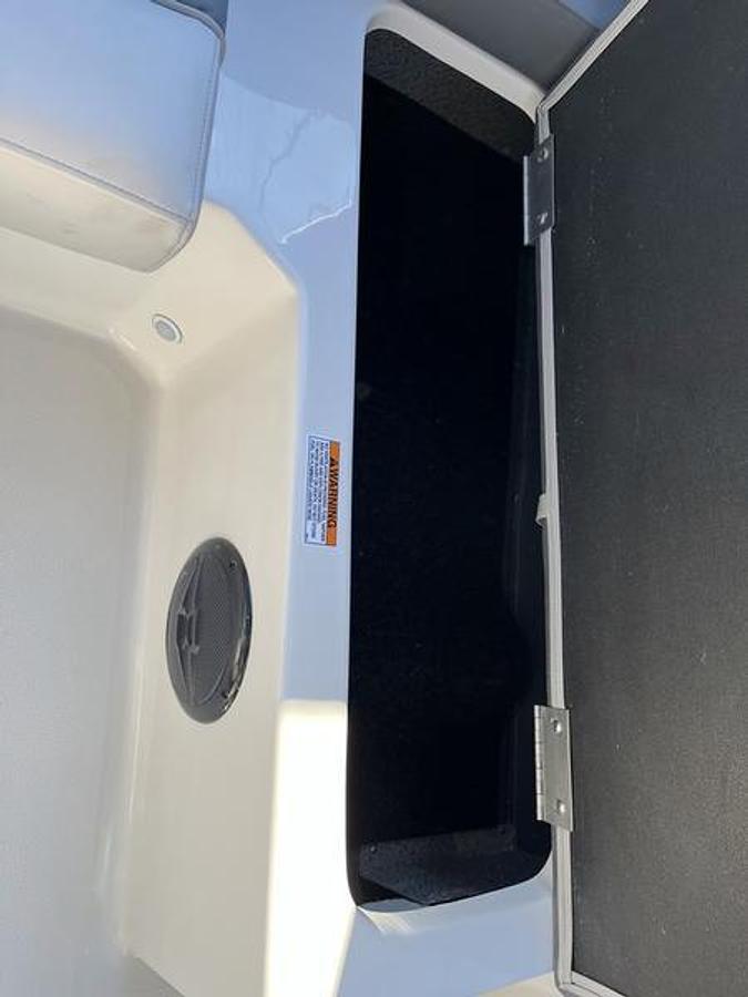 2025 Starcraft Marine SVX 210