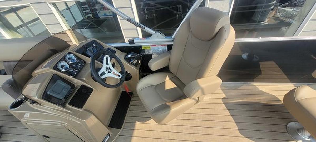 2025 Sylvan 8522 Mirage Party Fish