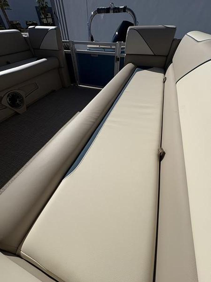 2026 Avalon Venture 85 Quad Lounger 25 FT