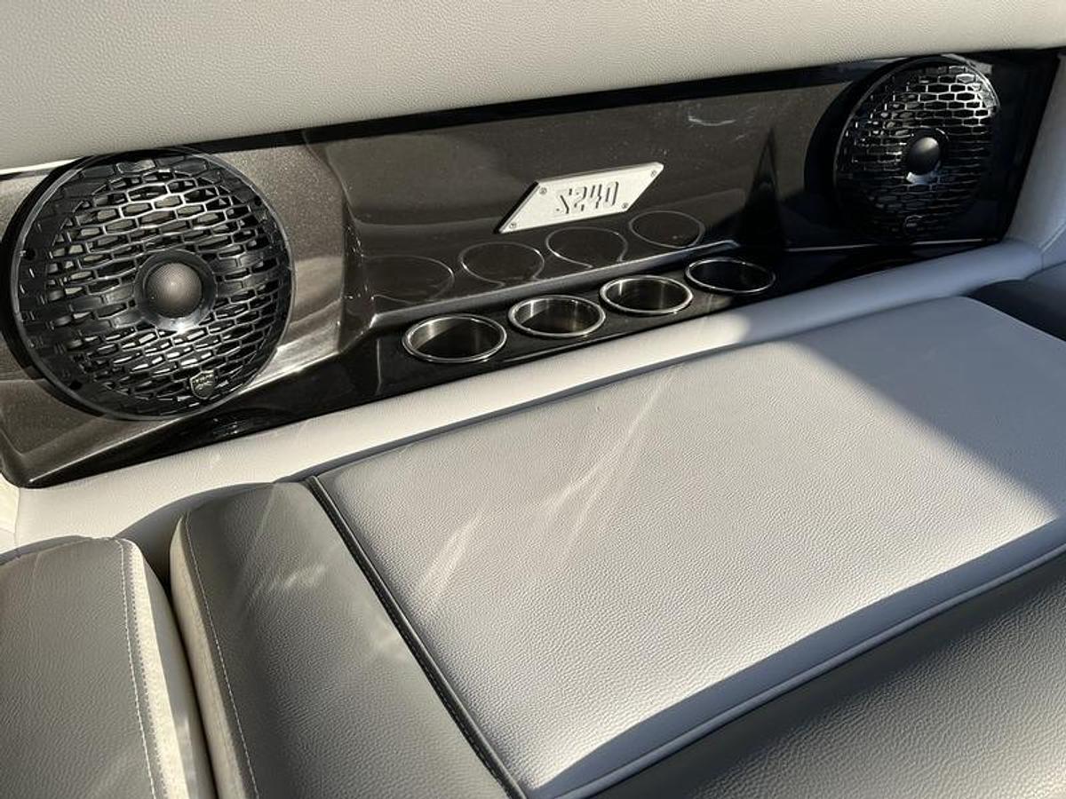 2026 Supreme Boats S240