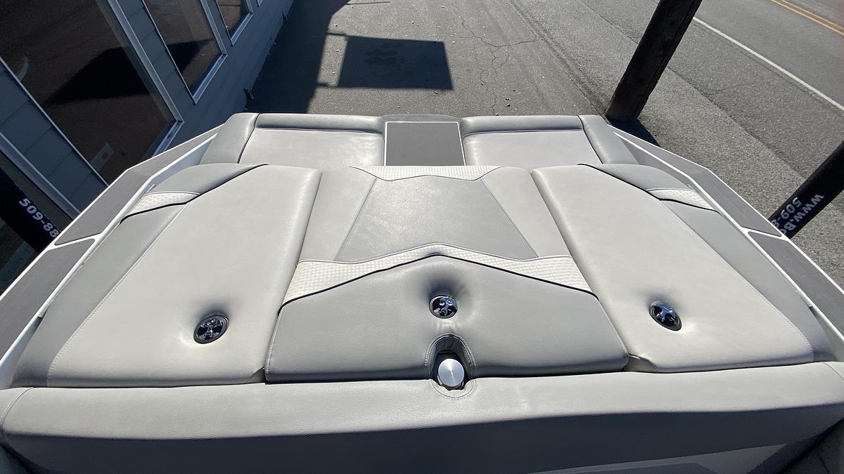 Used 2023 Supreme Boats S220