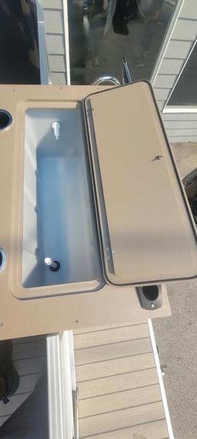 2025 Sylvan 8522 Mirage Party Fish