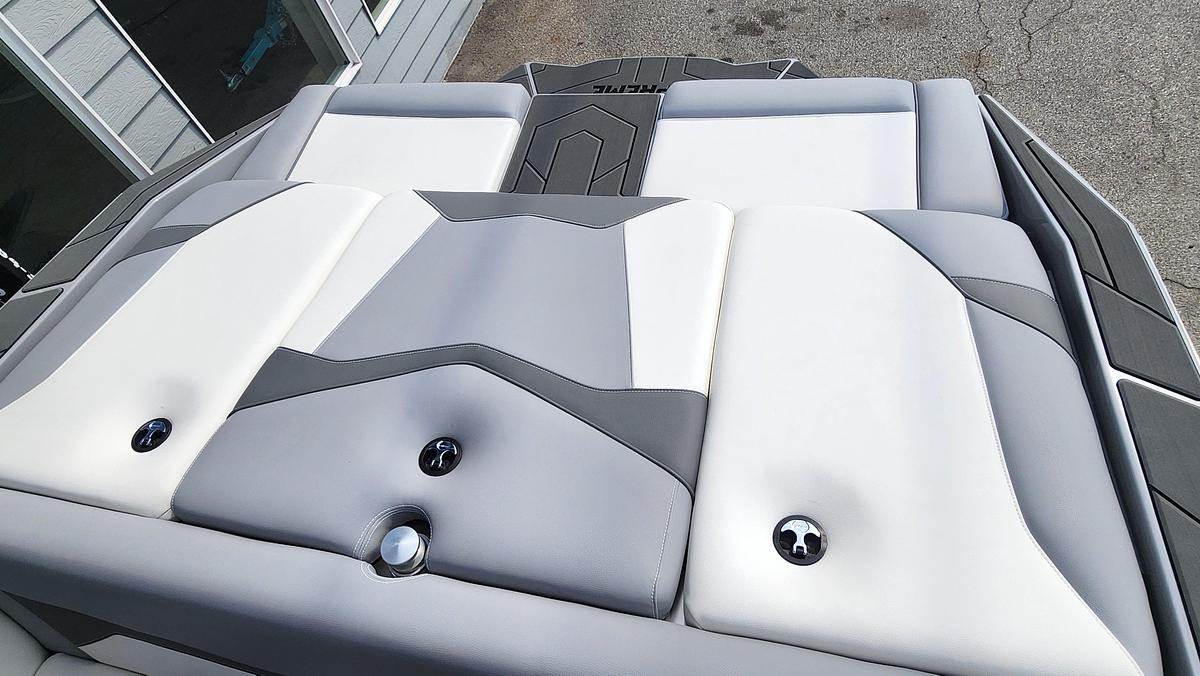 2027 Supreme Boats S220