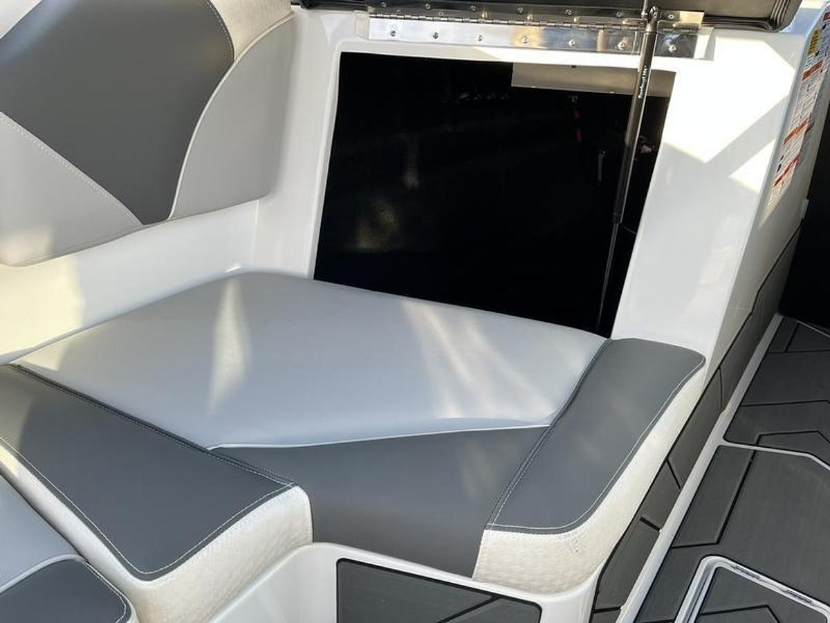 2026 Supreme Boats S240