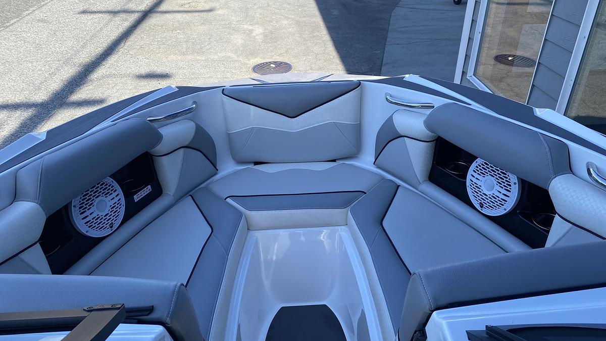 Used 2023 Supreme Boats S220