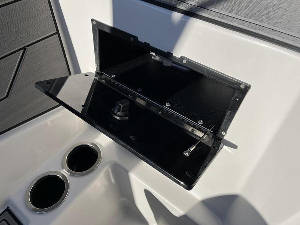 2025 Starcraft Marine SVX 210