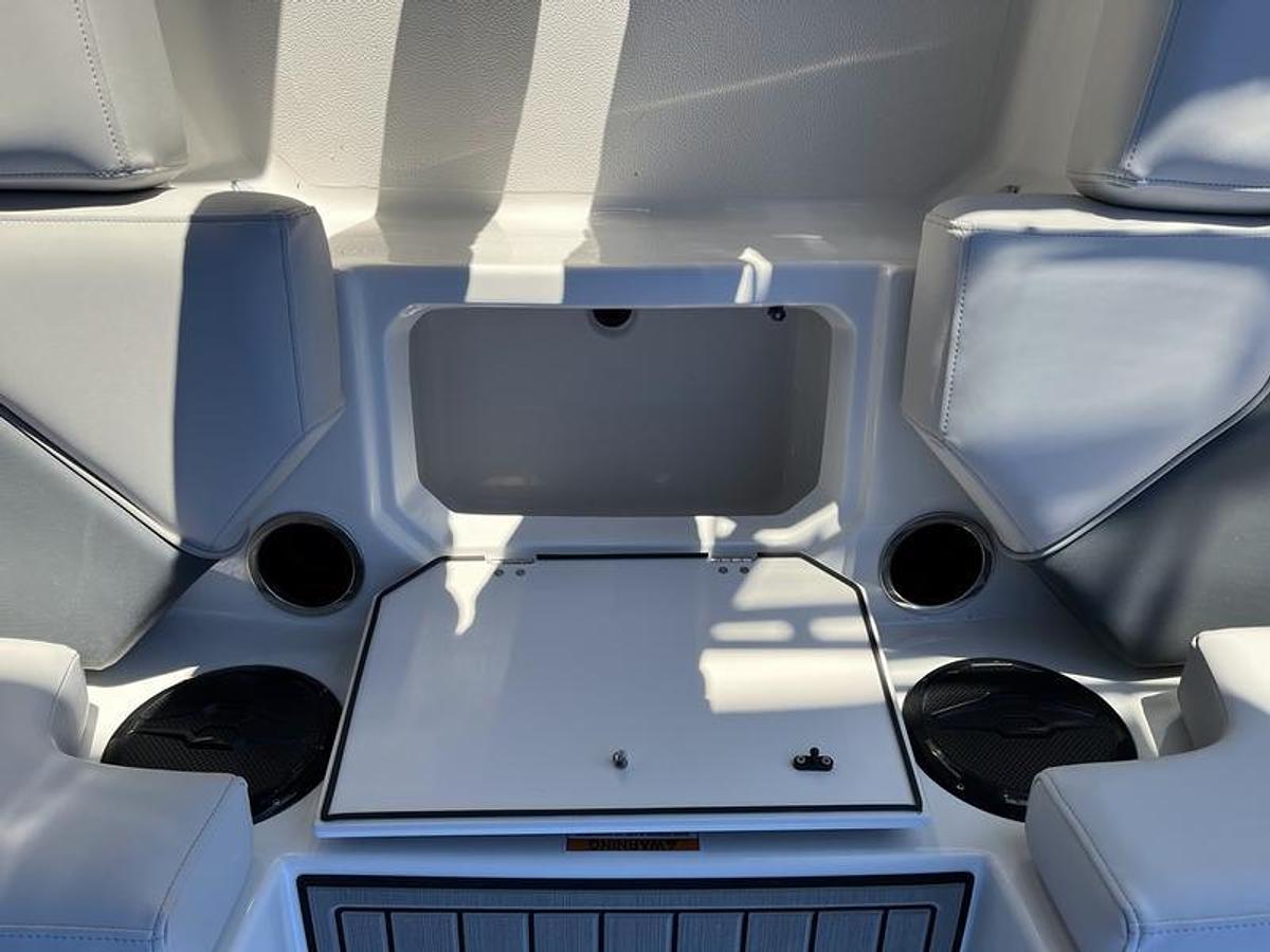 2025 Starcraft Marine SVX 210