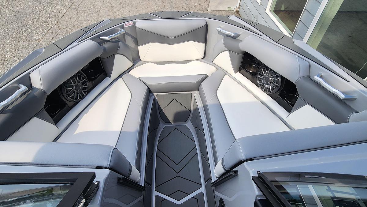 2027 Supreme Boats S220