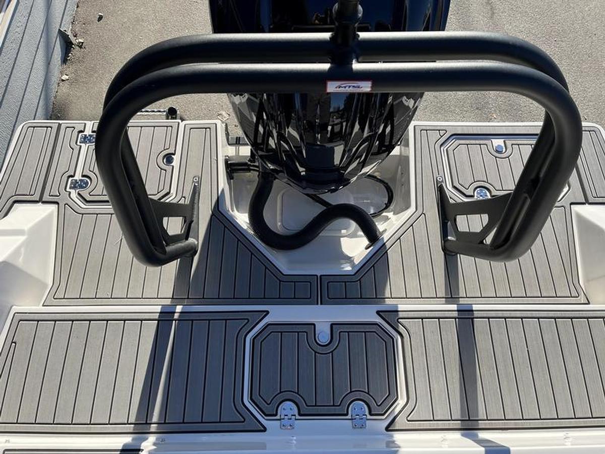 2025 Starcraft Marine SVX 210