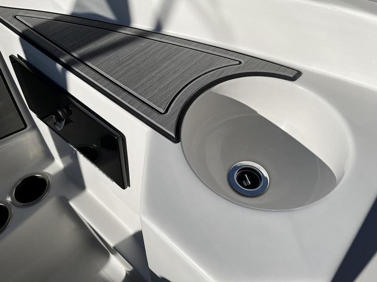 2025 Starcraft Marine SVX 210