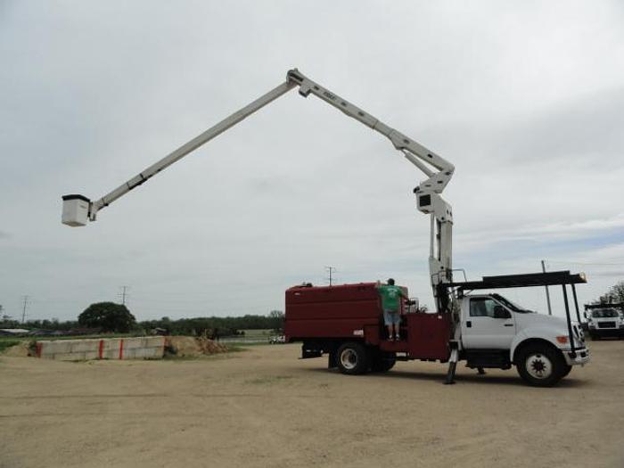 Used 2011 versalift V0270E