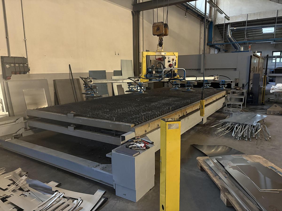 Usato IMPIANTO DI TAGLIO LASER IN FIBRA OTTICA CY LASER CON CARICO E SCARICO