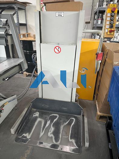Used 2002 Polar 92E Programmable Paper Cutter with Lift and Jogger