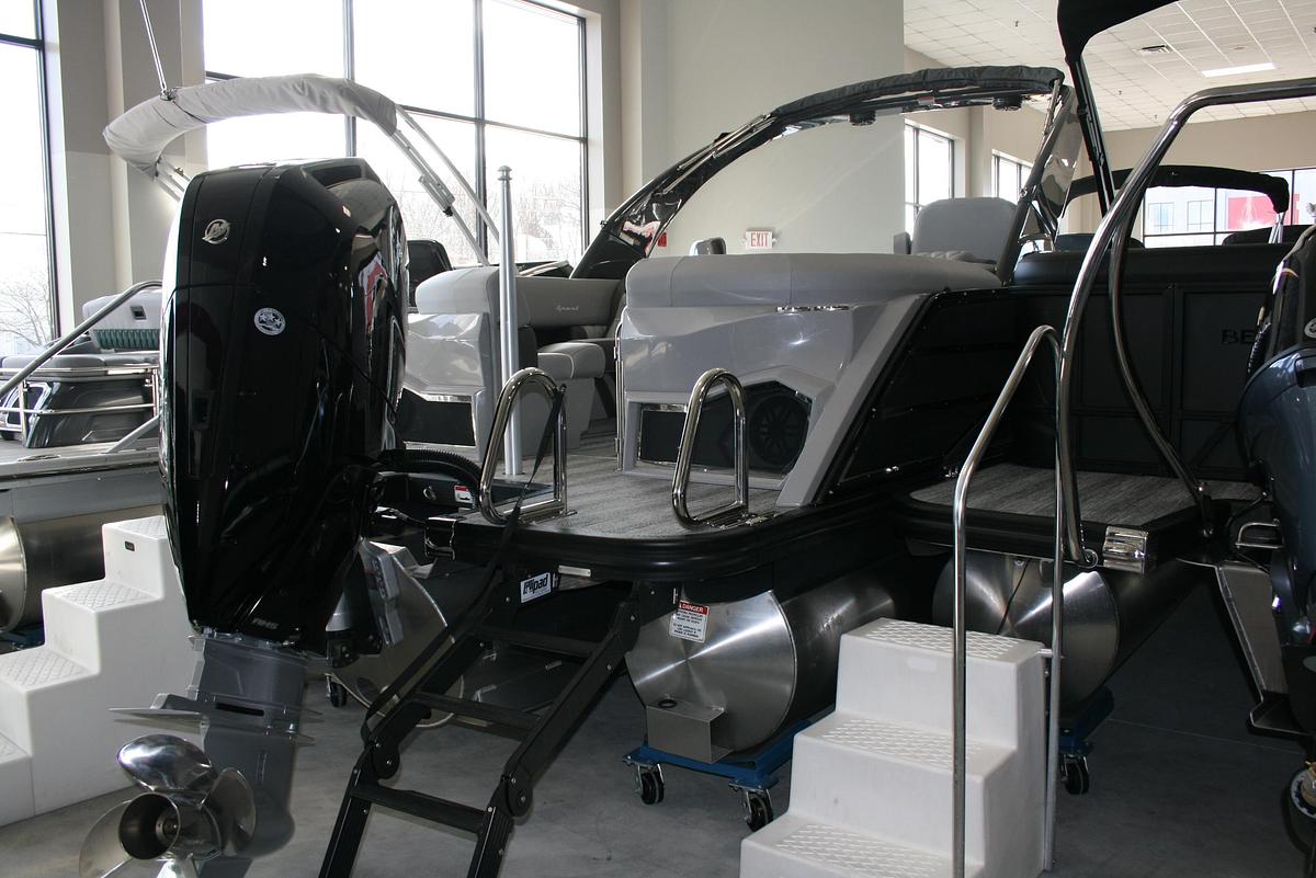 2026 Bennington 23 RX Fastback Arch