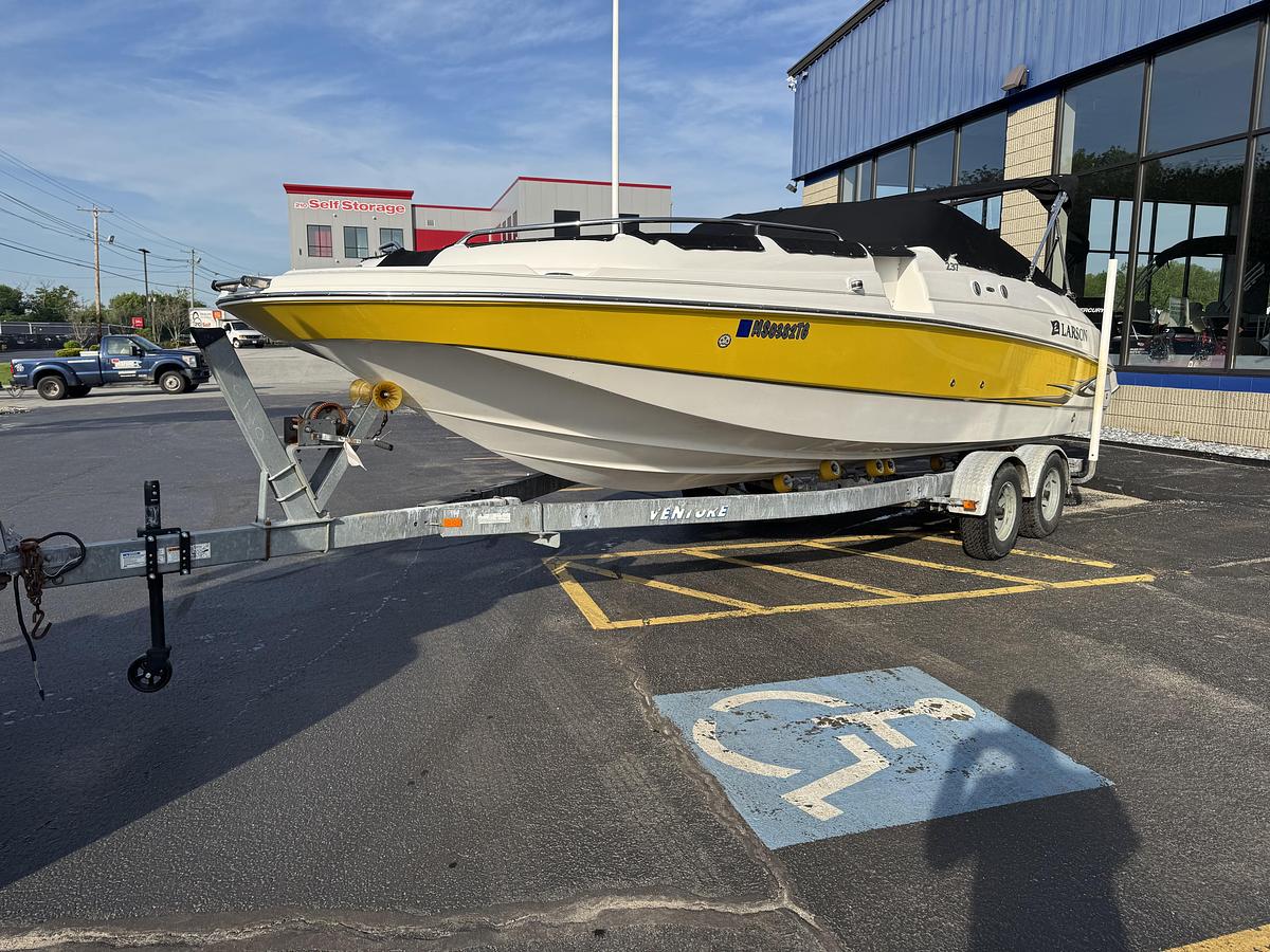 Used 2006 Larson 23' Escape