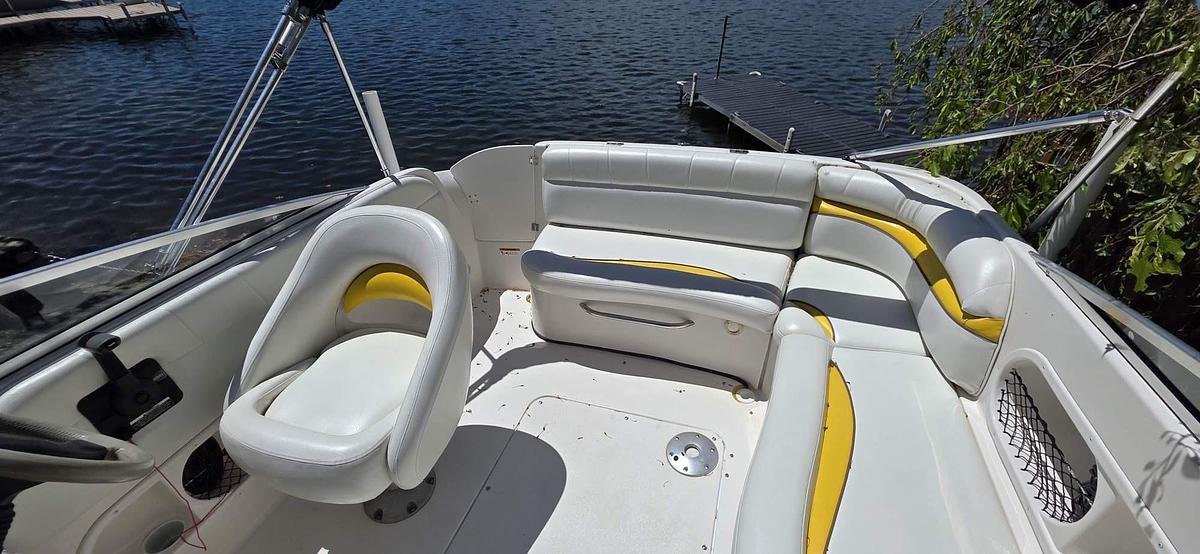 Used 2006 Larson 23' Escape
