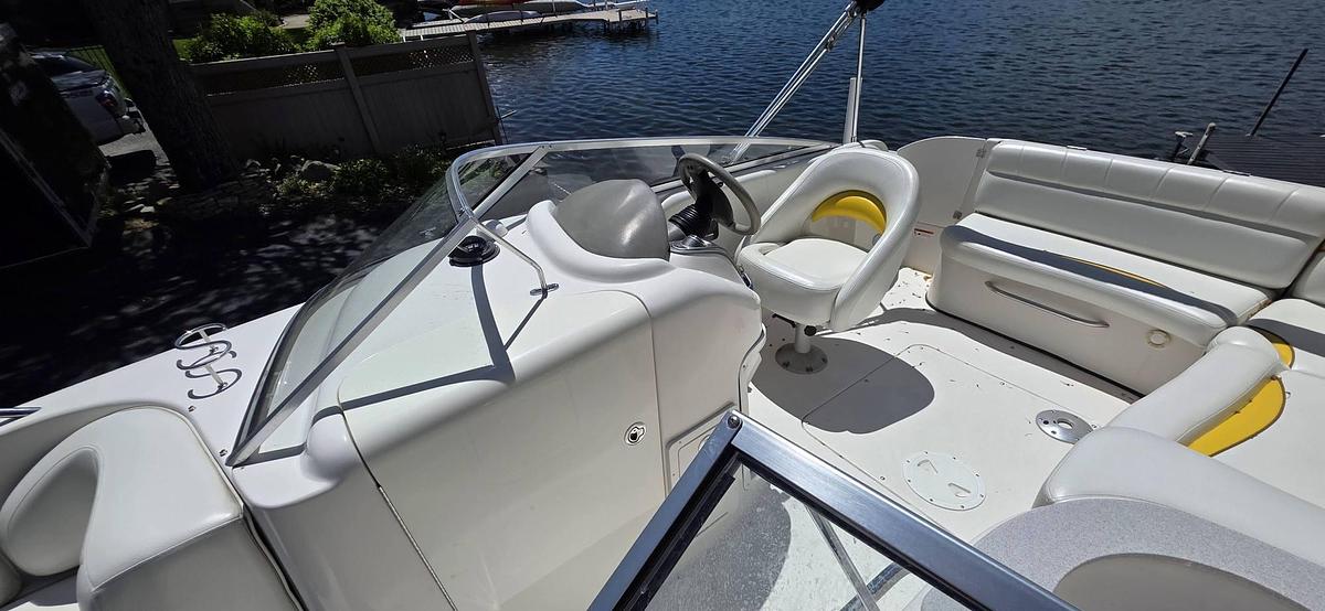 Used 2006 Larson 23' Escape