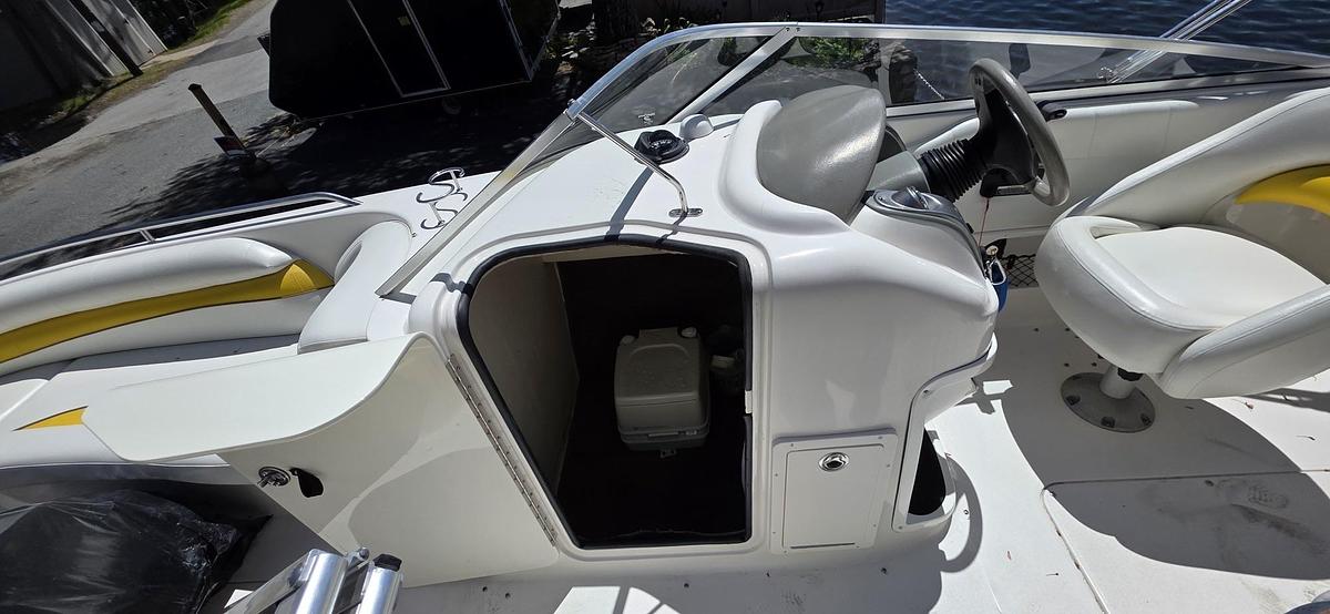 Used 2006 Larson 23' Escape