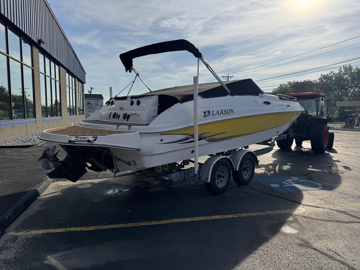 Used 2006 Larson 23' Escape