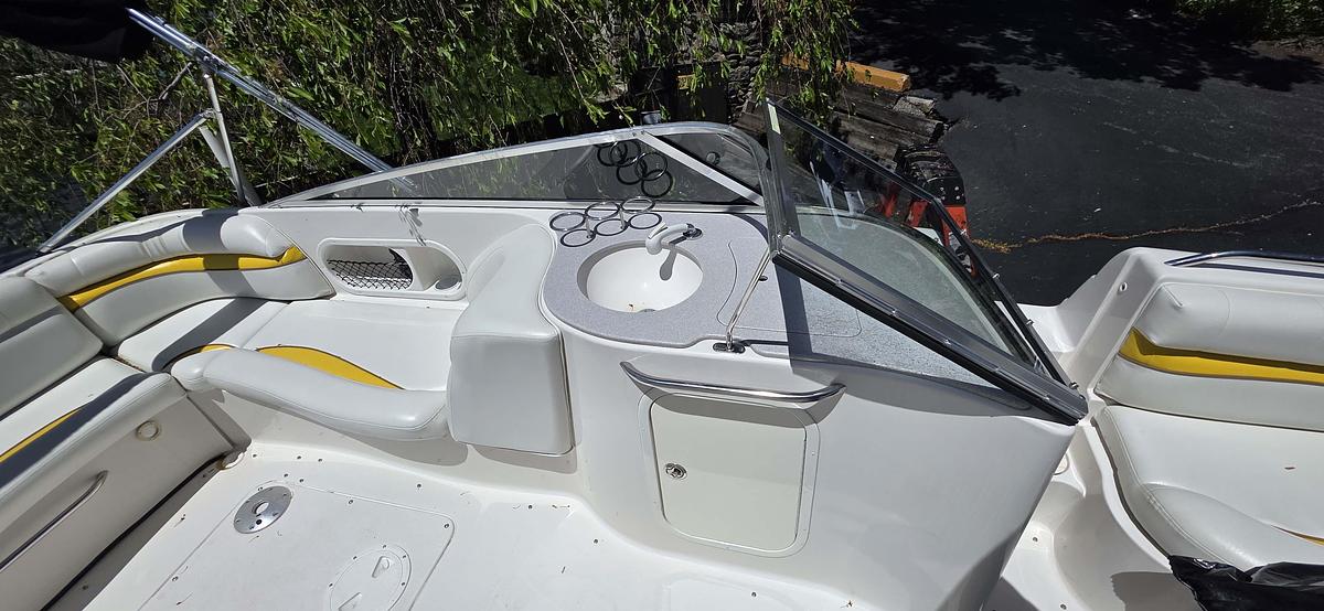 Used 2006 Larson 23' Escape