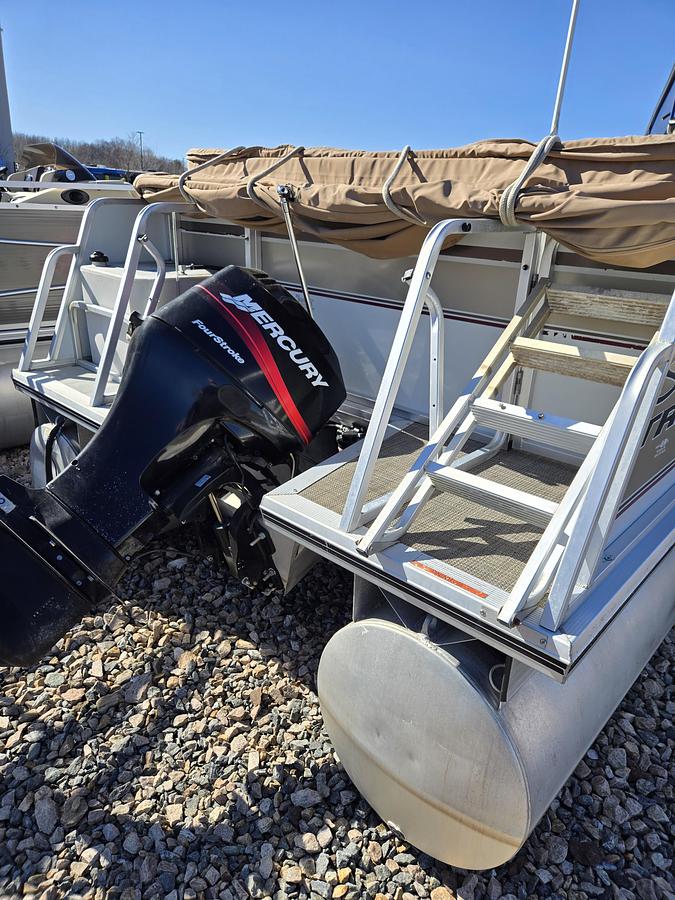 Used 2002 Suntracker 21' Party Barge