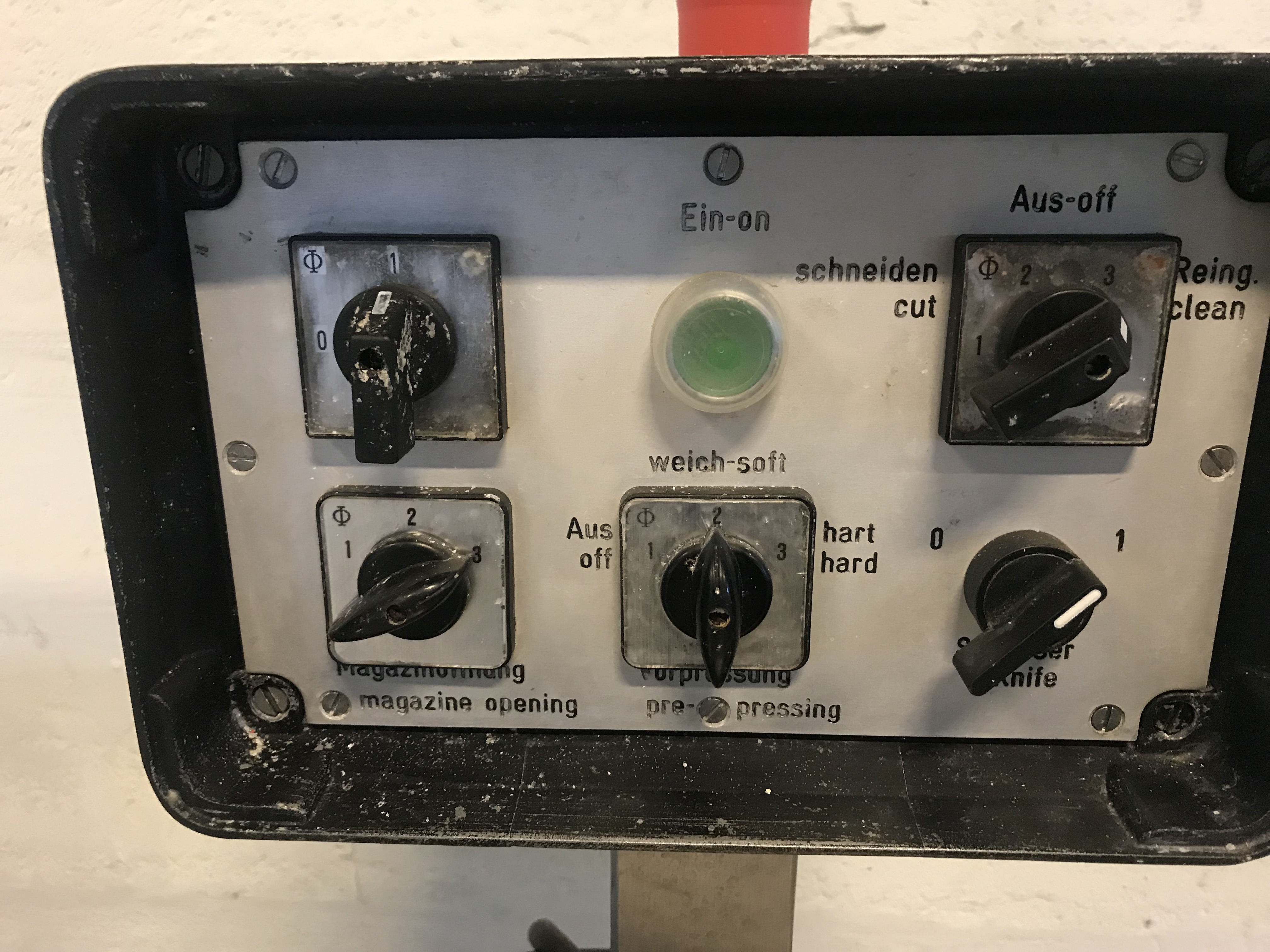 Begagnad Tärningmaskin Holac 11x6mm automatisk matning