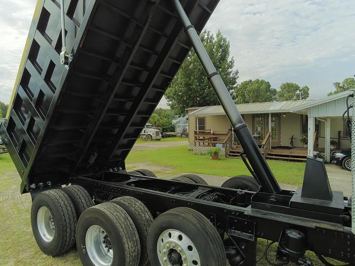 Used 2010 MACK GU 813
