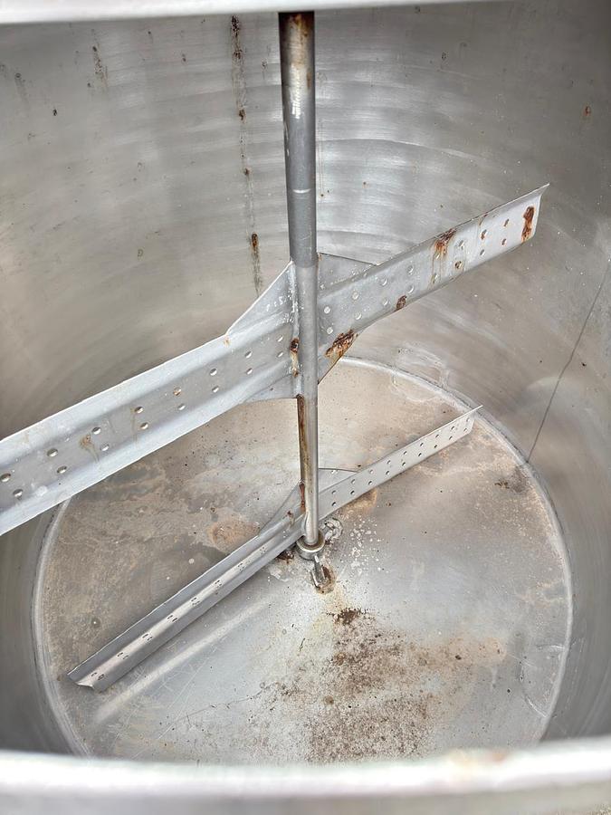 Usado Tanque em aço inox com misturador - cap 1000 Lts