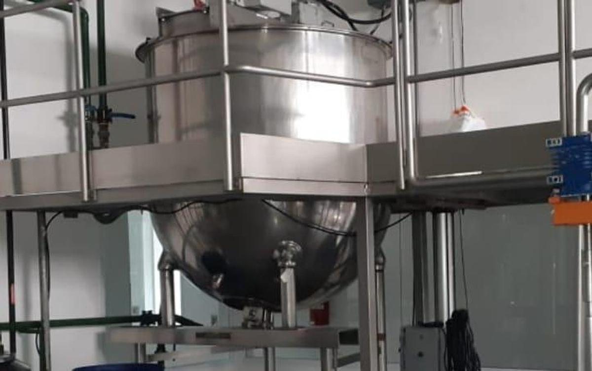 Usado Tanque em aço inox  com agitação e camisa , cap 2500 Lts 