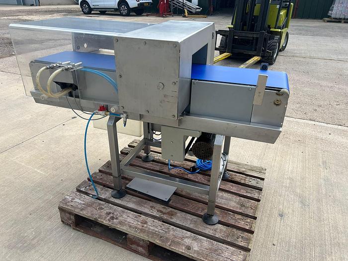 Used LOMA IQ2 METAL DETECTOR