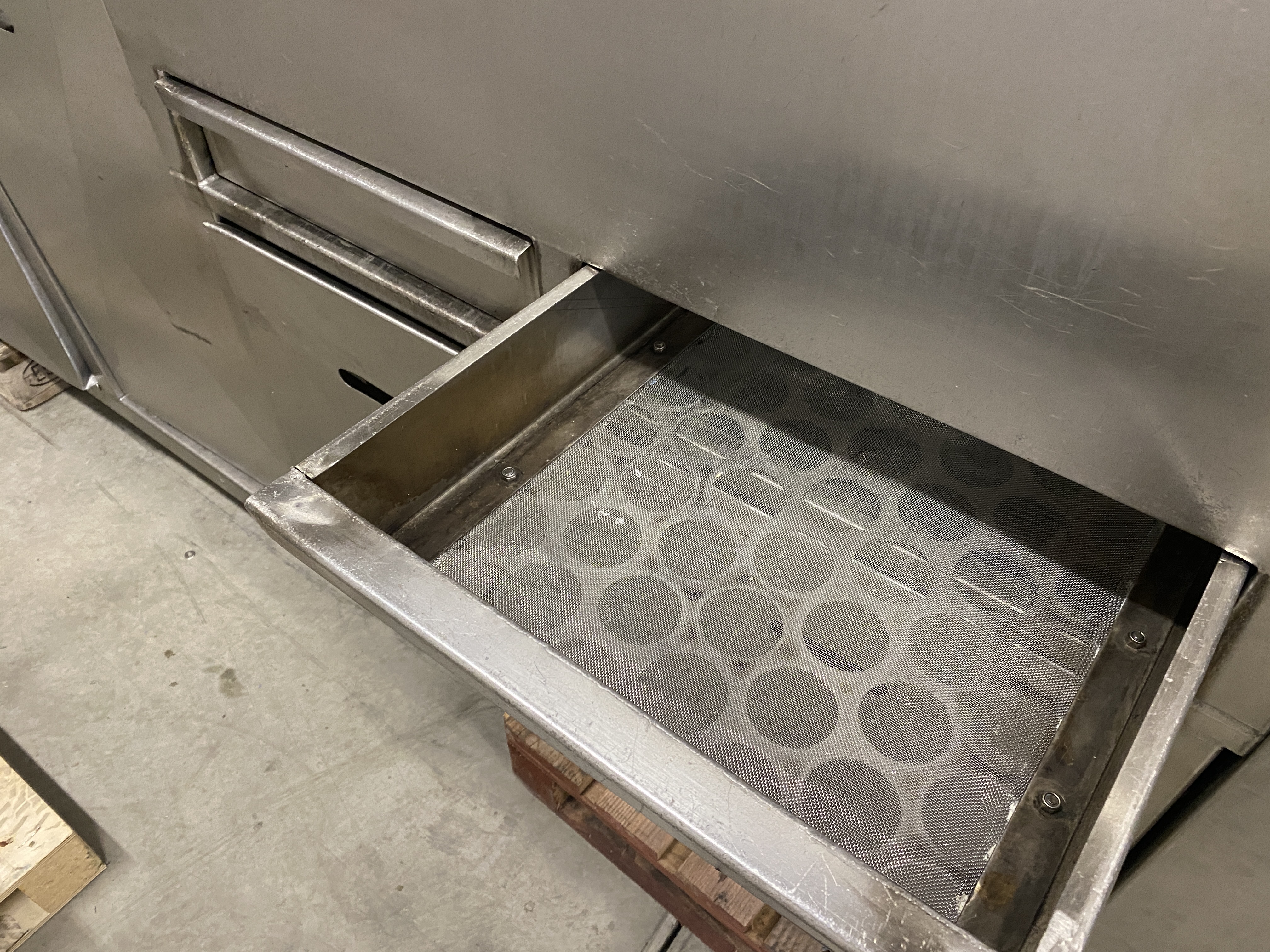 Used Unitech crate washer Single track washer with exit conveyor