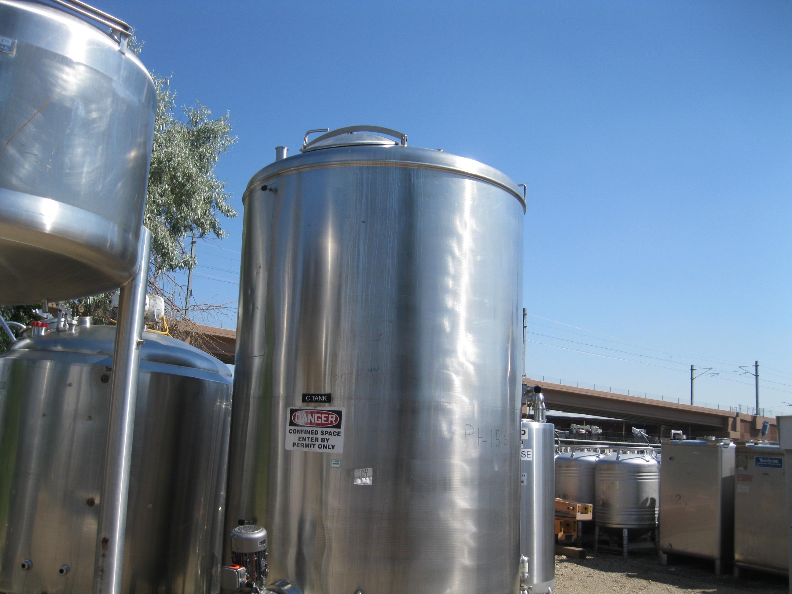 Usado 2000 GALLON MIX TANK