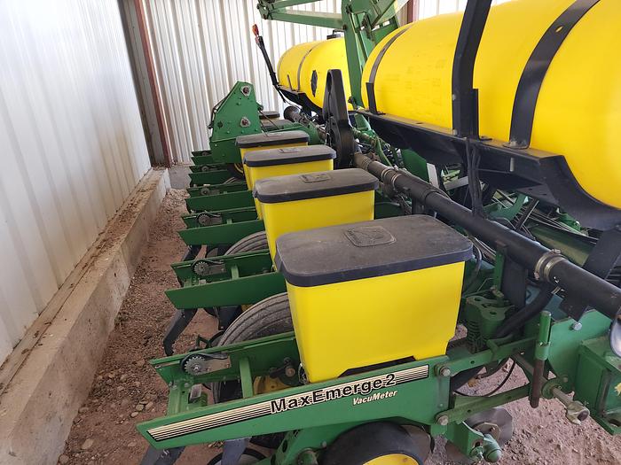Used 12R30 John Deere 1760 MaxEmerge 2 Corn Planter