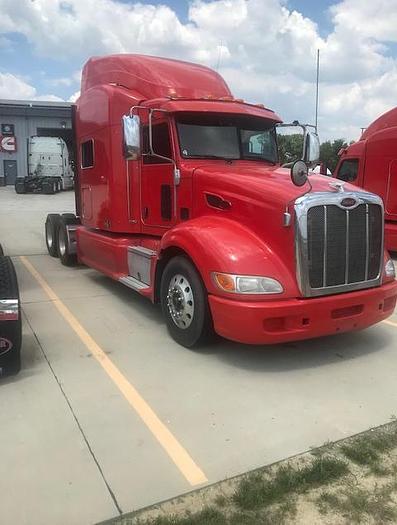 2013 PETERBILT 386 MID ROOF SLEEPER TRUCK