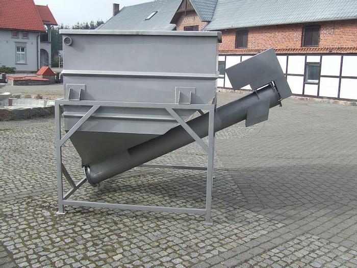 Used Nierdzewny bunkier zasypowy z przenośnikiem ślimakowym