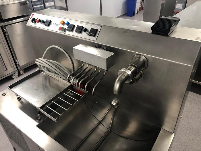 D'occasion CHOCOLATE TEMPERER / MOULDING MACHINE