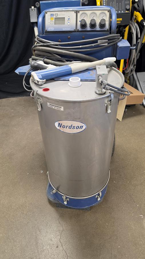 Used NORDSON SURECOAT POWDER SYSTEM ON CART W/ 80# HOPPER