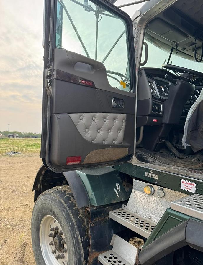 Used 2015  KENWORTH T800 TWIN STEER AUTO  10 X 6 CAB AND CHASSIS FOR SALE   LOW MILEAGE AND HOURS