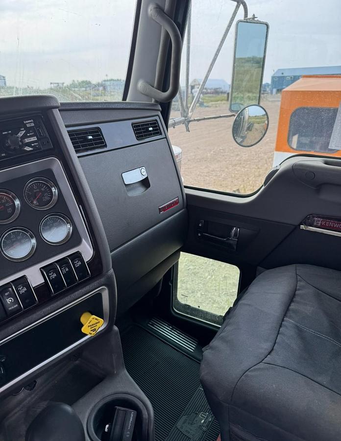 Used T800 TANDEM TRI AUTO CAB AND CHASSIS   LOW MILEAGE AND HOURS