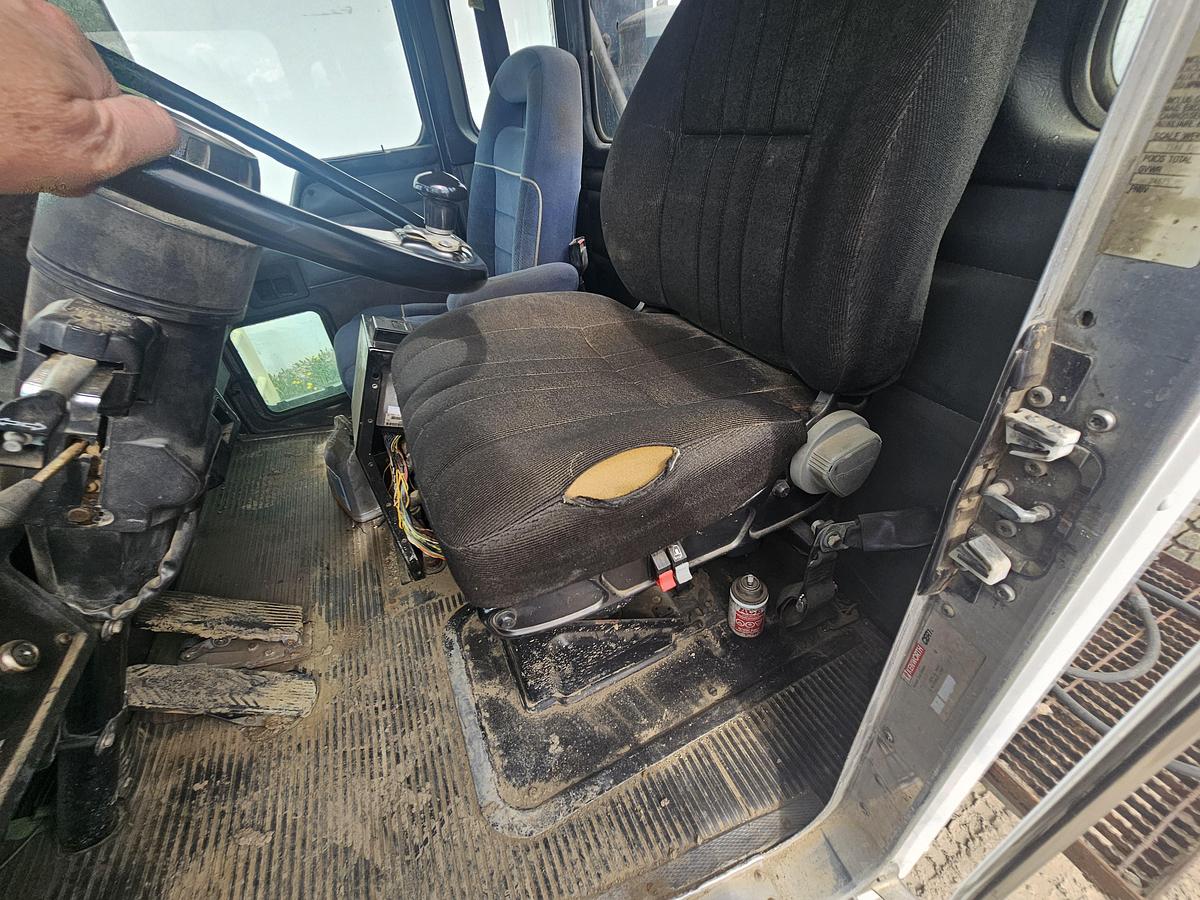 Used YARD TRACTOR AUTO