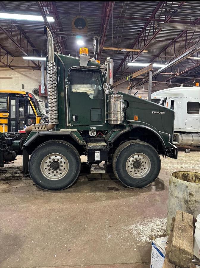 Used T800 TANDEM TRI AUTO CAB AND CHASSIS   LOW MILEAGE AND HOURS