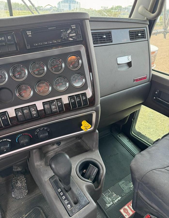 Used 2015  KENWORTH T800 TWIN STEER AUTO  10 X 6 CAB AND CHASSIS FOR SALE   LOW MILEAGE AND HOURS