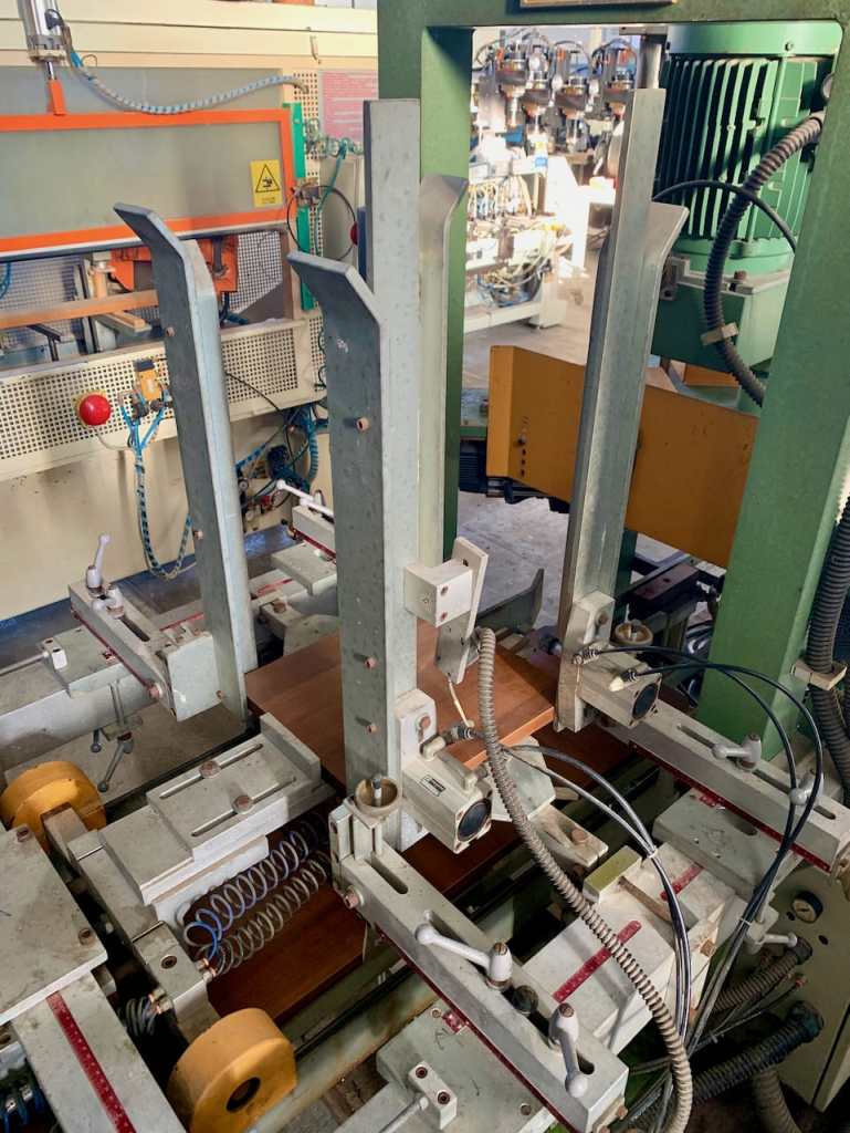 Used Troncatrice Fresatrice marca Camam, automatica, per pannelli di sedile per sedia o componenti simili