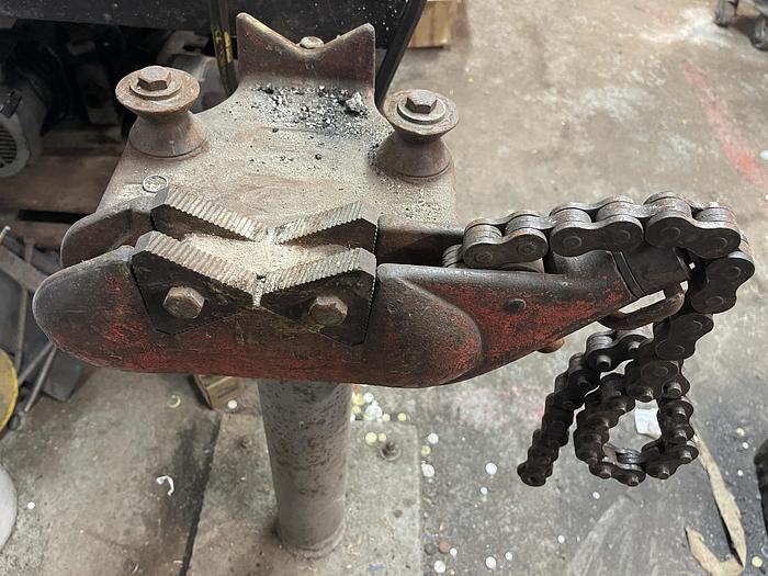 Used REED MANUFACTURING CO. MECHANICAL PIPE HOLDER