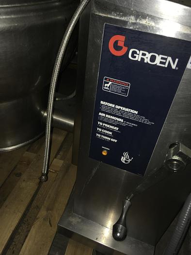 Used GROEN DEE/4T-40, 40 GAL ELECTRIC TILTING STEAM KETTLE w/ 2" TANGENT DRAW OFF VALVE, HINGED STAINLESS STEEL COVER, T&S STYLE DUAL TEMPERATURE WATER FILL FAUCET ASSEMBLY. (STOCK #755)